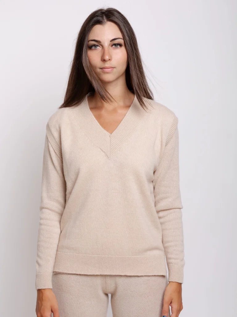 Gilet Basico in Puro Cashmere. Realizzato con tecnologia “Seamless”, senza cuciture. La modella in foto è alta 165 cm e indossa un taglia S. COMPOSIZIONE: 100% Cashmere Vergine